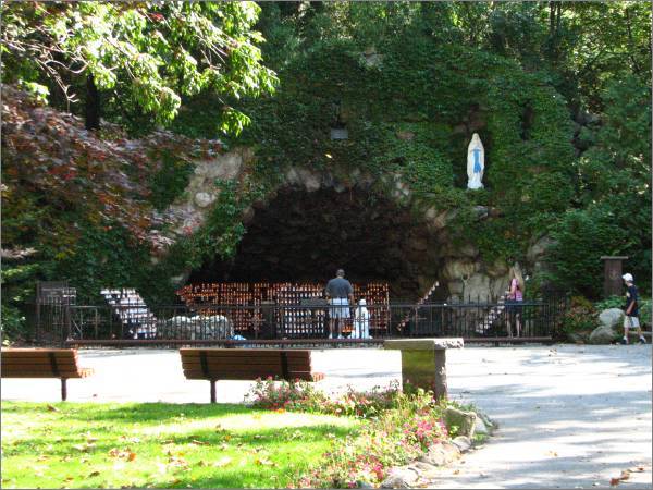 The Grotto early Thursday - no crowed yet